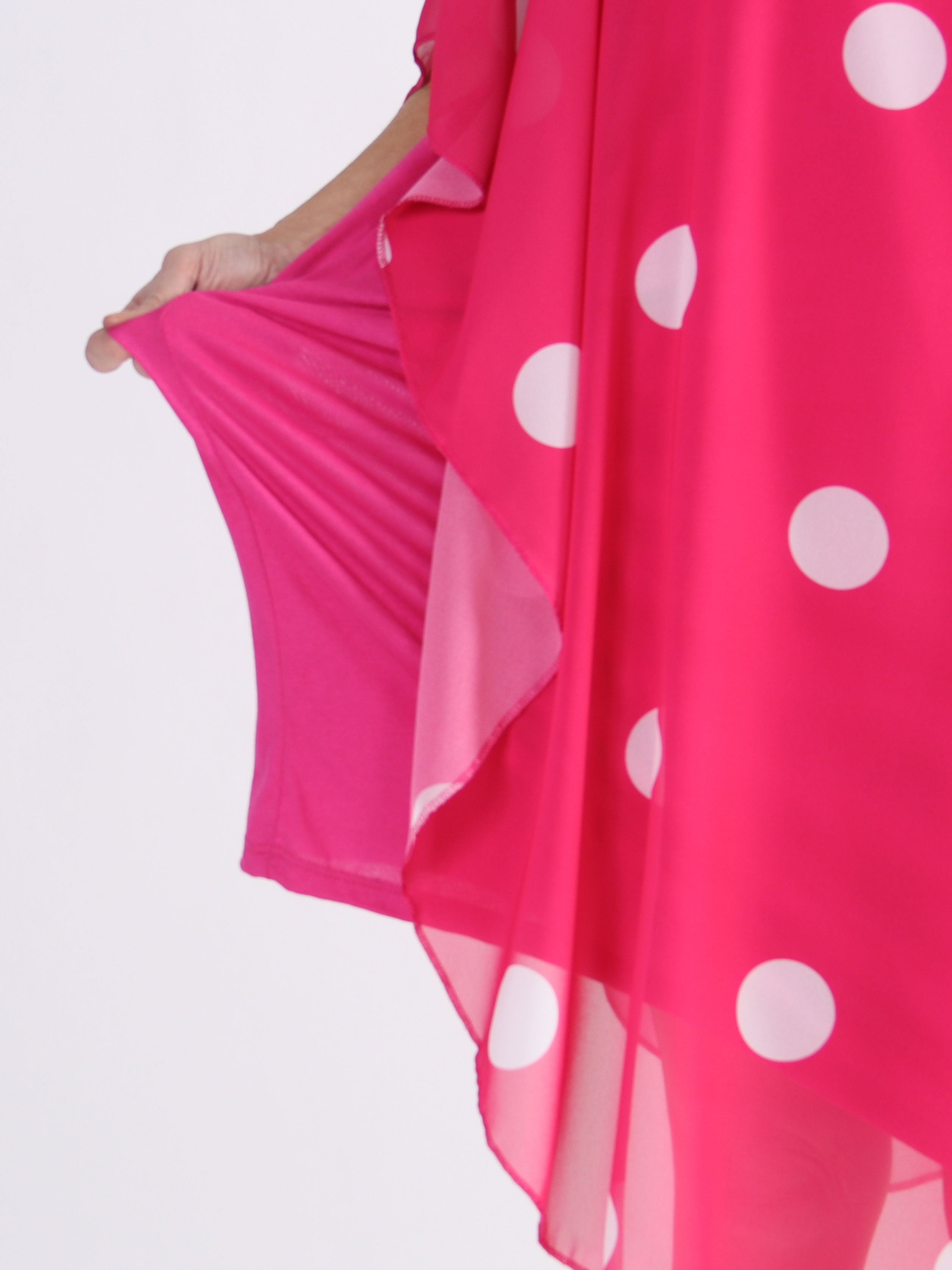 Kenya Dot - Tunikaklänning i plus size med prickigt chiffonglager